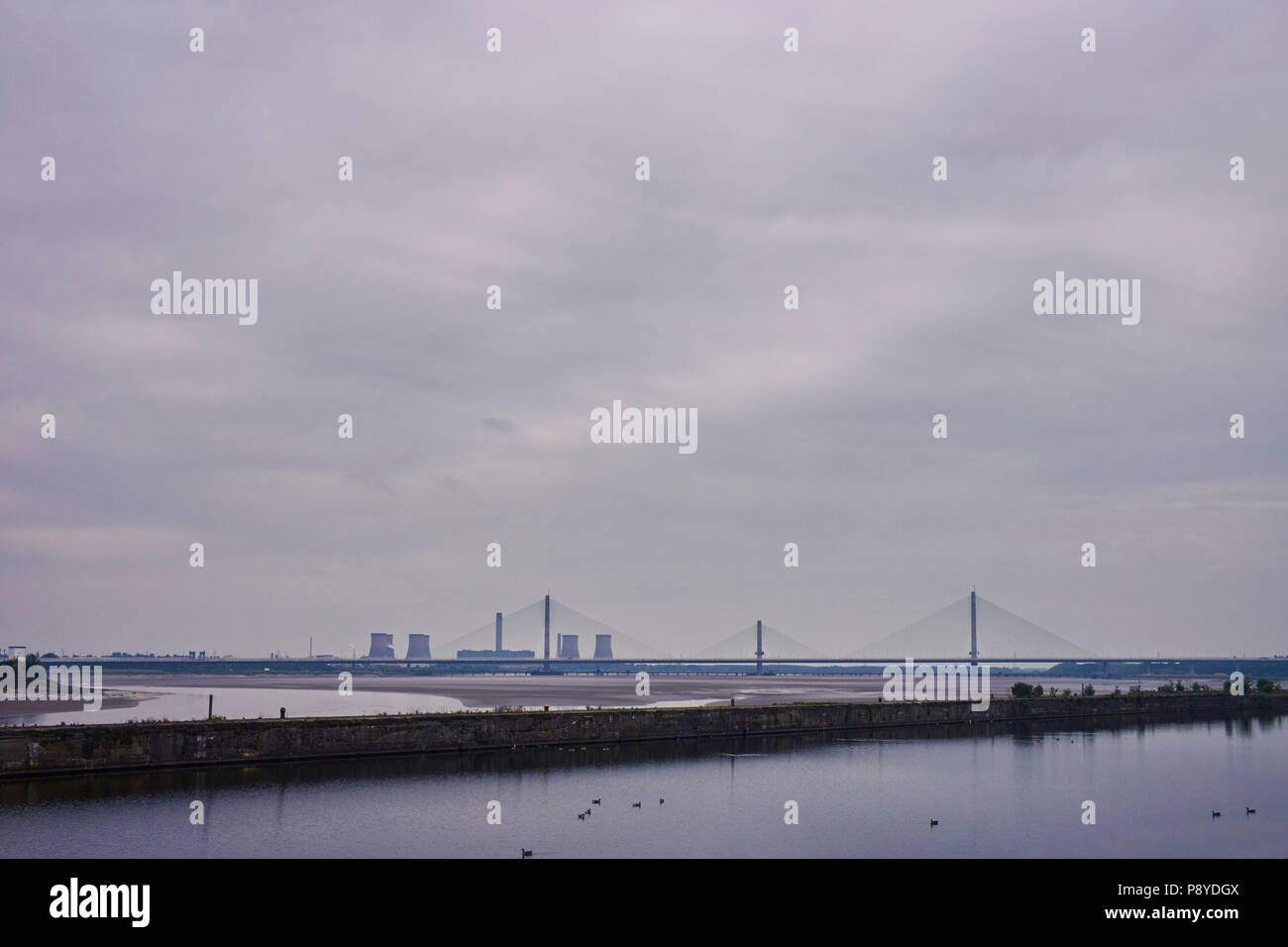 Il nuovo ponte di Runcorn con il fiume Mersey estuario e il Manchester Ship canal in primo piano Foto Stock