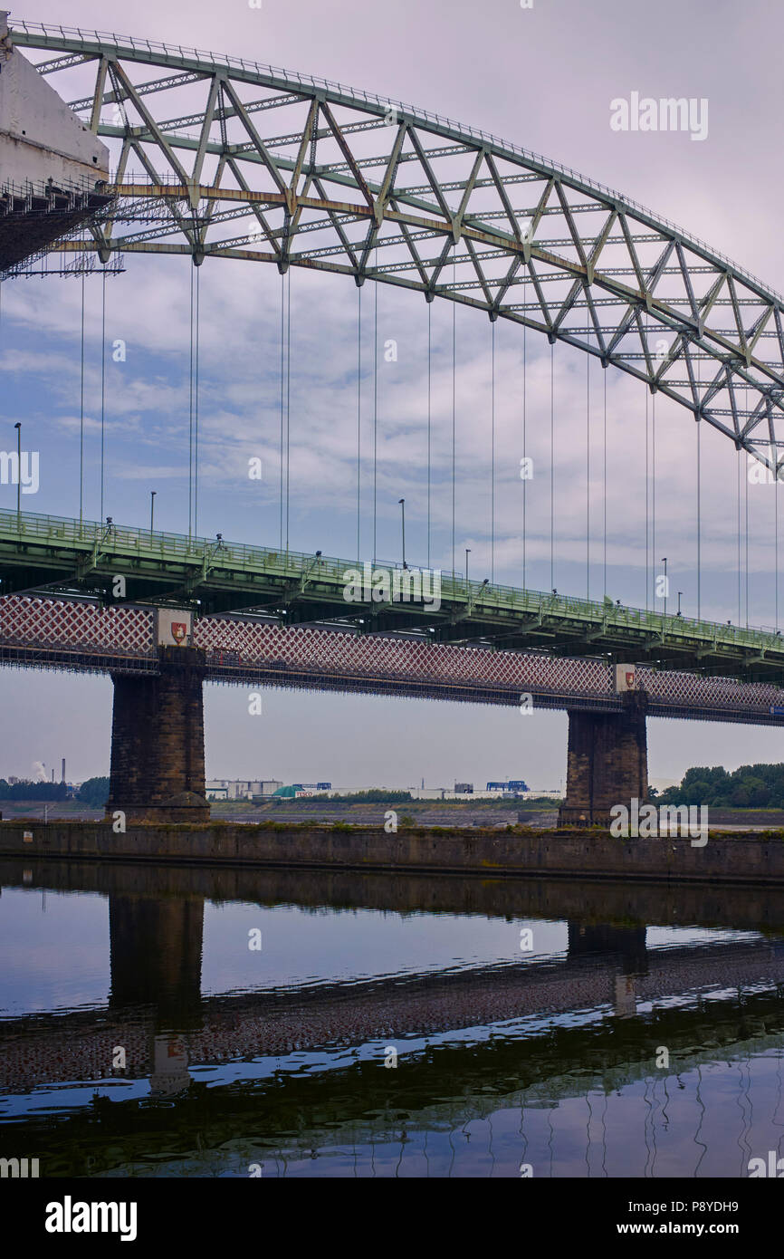 Runcorn giubileo d'argento della roadbridge con il ponte della ferrovia in background e il Manchester ship canal in primo piano Foto Stock
