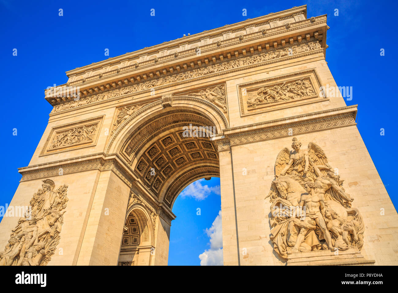 Vista dal basso del Arco di Trionfo al centro di Place Charles de Gaulle in una bella giornata di sole con cielo blu. Punto di riferimento popolare e famosa attrazione turistica a Parigi capitale della Francia in Europa. Foto Stock