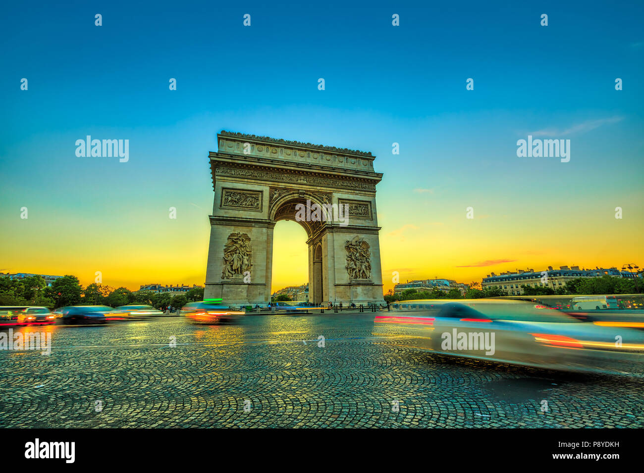 Arco di Trionfo. Arc de Triomphe all'estremità occidentale del Champs Elysees al centro di Place Charles de Gaulle di Parigi al tramonto con il traffico automobilistico. Parigi capitale della Francia in Europa. Foto Stock