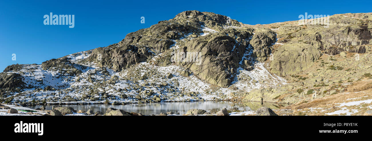 Viste della Laguna Grande de Penalara (Penalara Laguna). Si trova nel comune di Rascafria, Guadarrama Mountains National Park, provincia Foto Stock