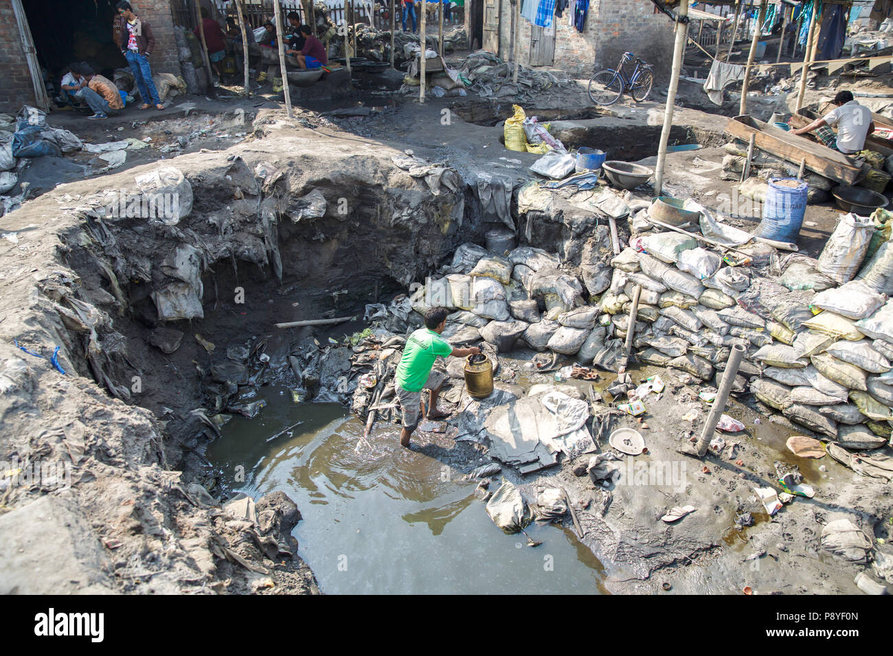 La i cercatori di Calcutta. Sulla riva del fiume Hugli oro e altri metalli preziosi vengono lavate e fusa. Il fango con gli oligoelementi entrano Foto Stock