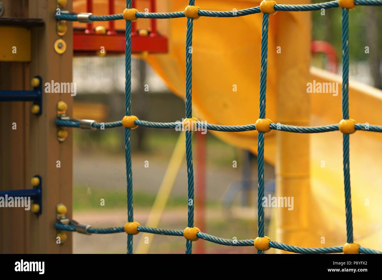 Rete di recinzione a maglie dalla fune nella sala giochi per bambini Foto Stock