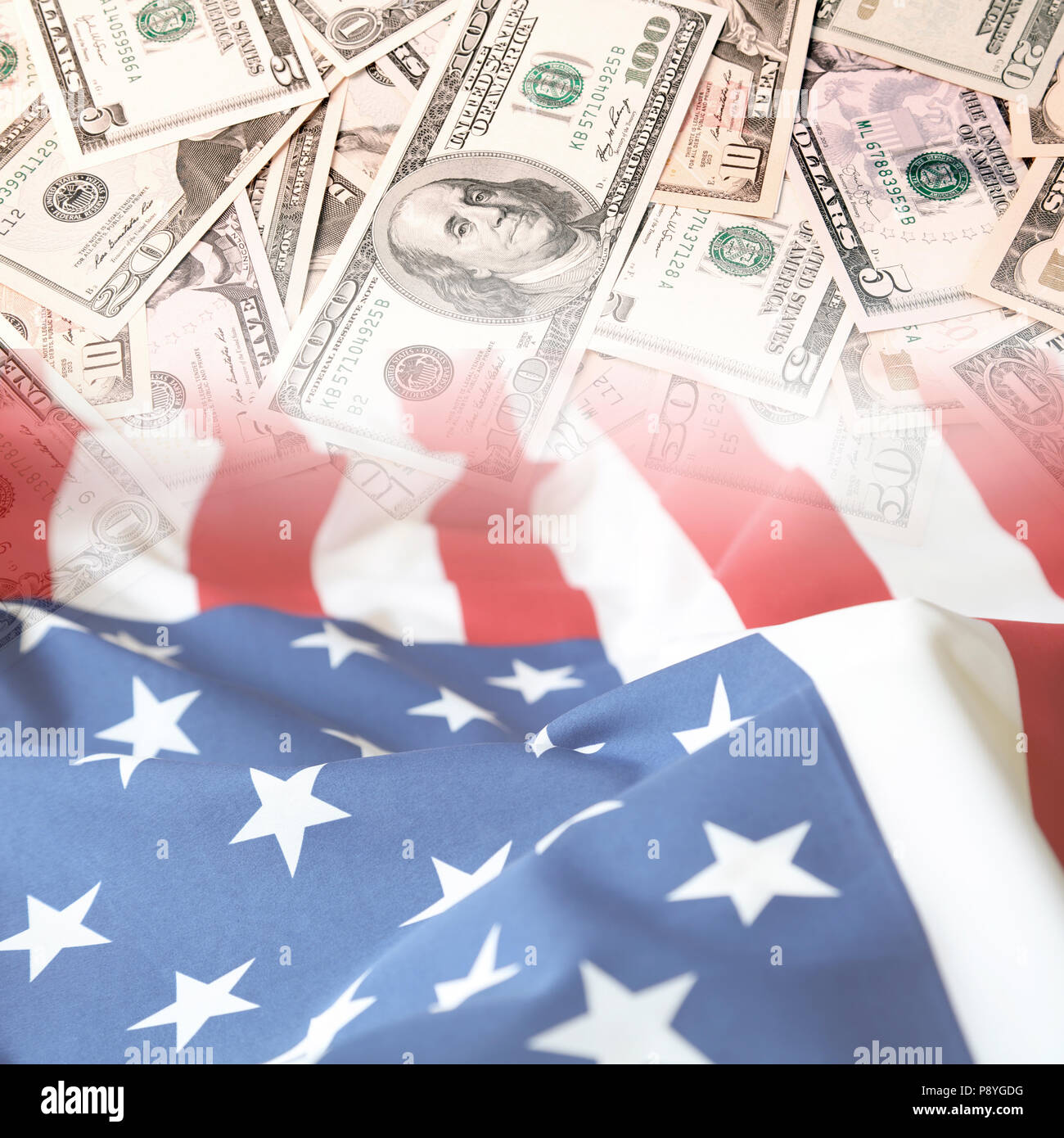 Bandiera americana e un assortimento di banconote americane Foto Stock