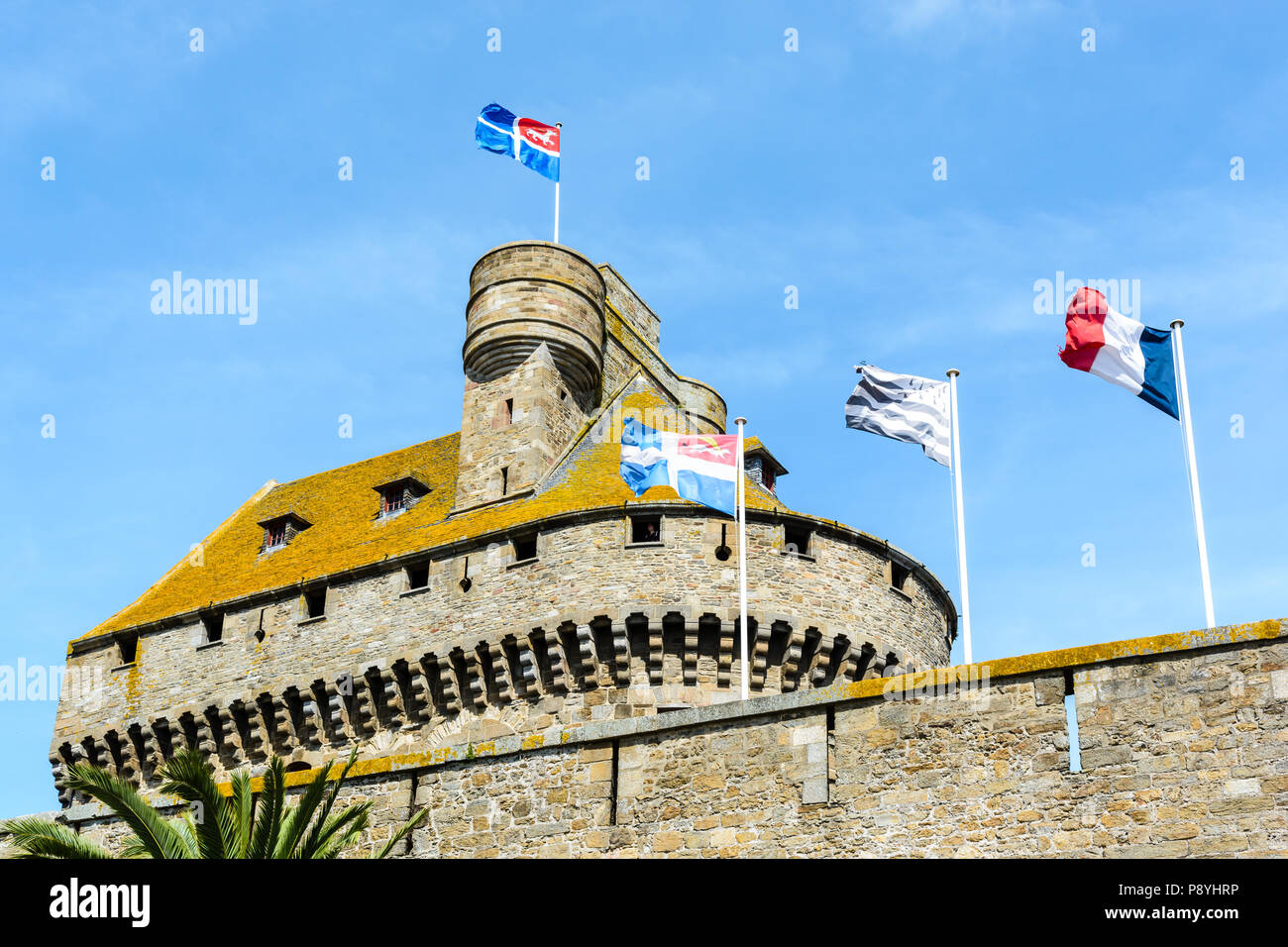 Il mastio della duchessa Anna di Bretagna il castello di Saint Malo, Francia, con la città di bandiera al vento lungo con il Breton e bandiere francese Foto Stock