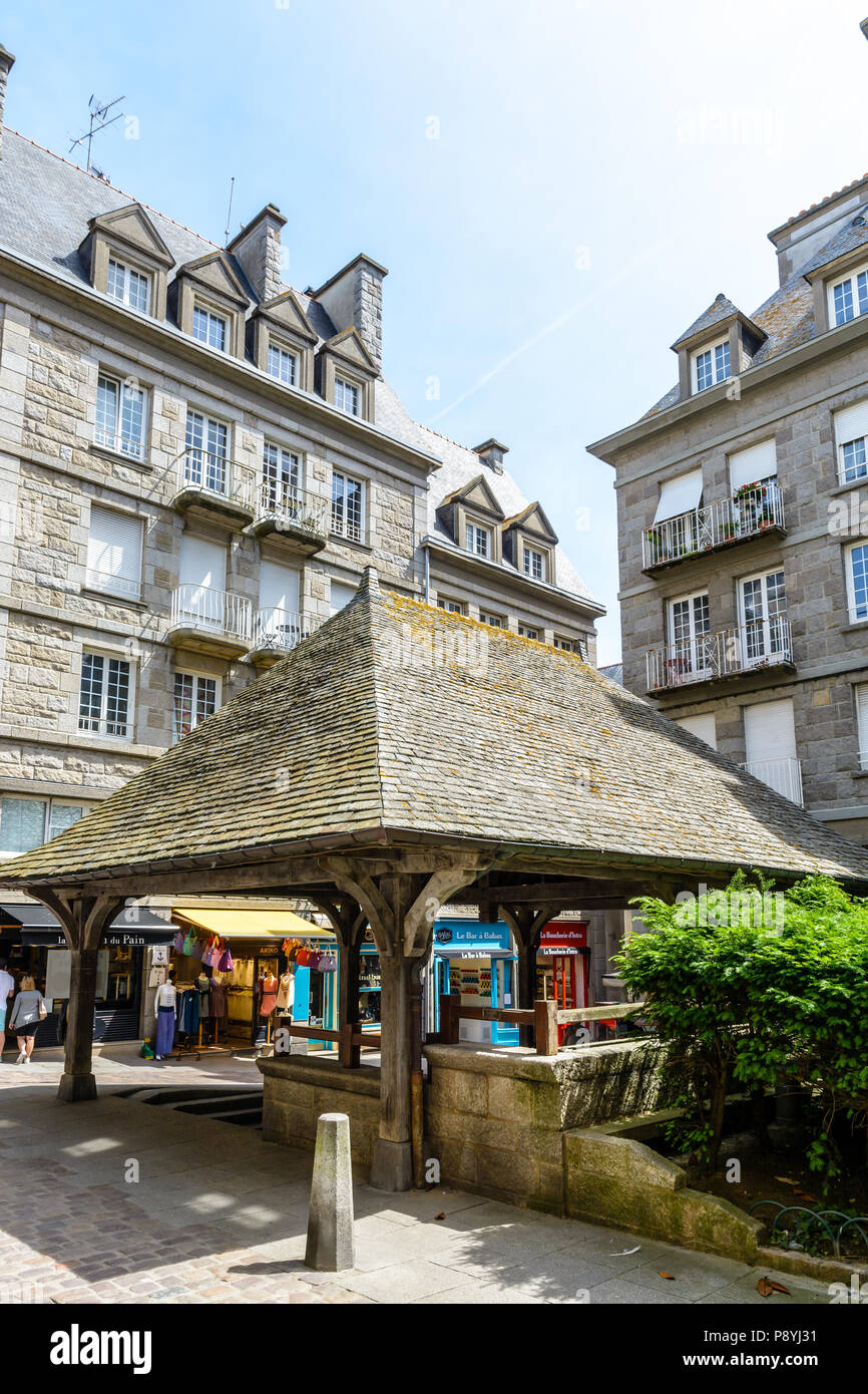 L'ex mercato ortofrutticolo square, con il suo vecchio di legno, ardesia con soffitto coperto mercato, è una delle più belle piazze del centro storico di Saint Malo. Foto Stock