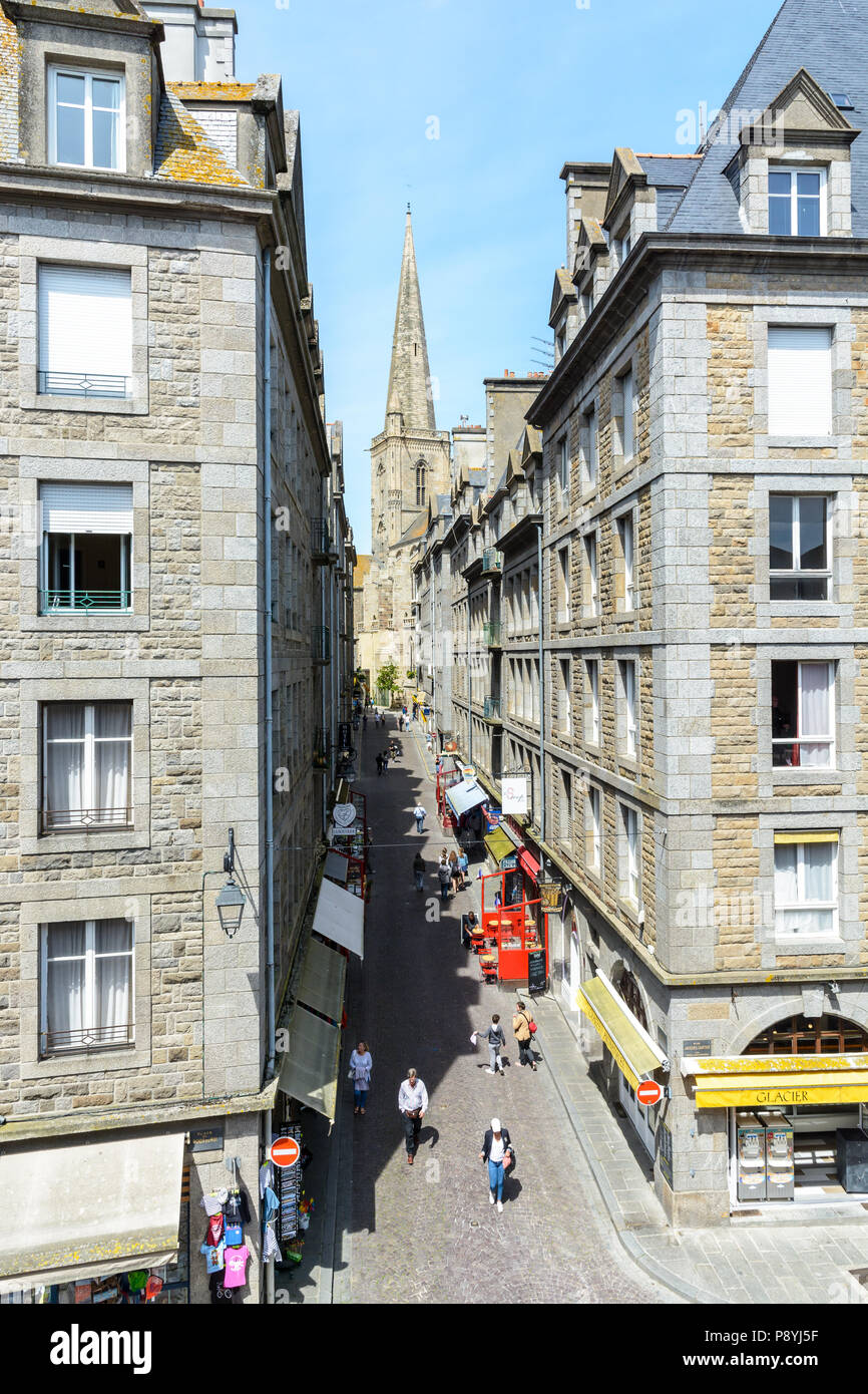 Il Grand Rue, strada principale di Saint-Malo città vecchia, è una strada per lo shopping che conduce dal cancello principale della città, il Grande Porte, fino alla cattedrale. Foto Stock