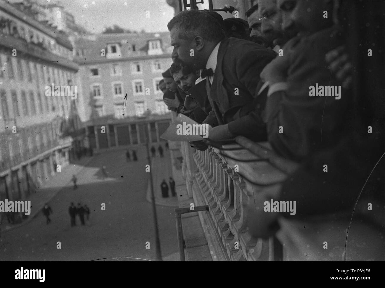 341 Inocêncio Camacho, à varanda dos Paços do Concelho, lê os nomes dos membros do Governo Provisório, depois de proclamada una República, 1910 Foto Stock