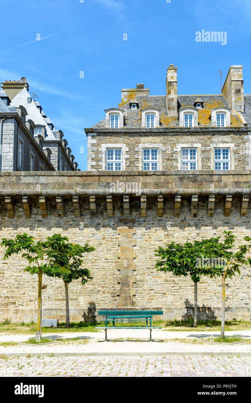 La parete circostante della vecchia città di Saint Malo, Francia, con un parco ai piedi della parete e gli edifici residenziali che sporge al di sopra del terrapieno Foto Stock