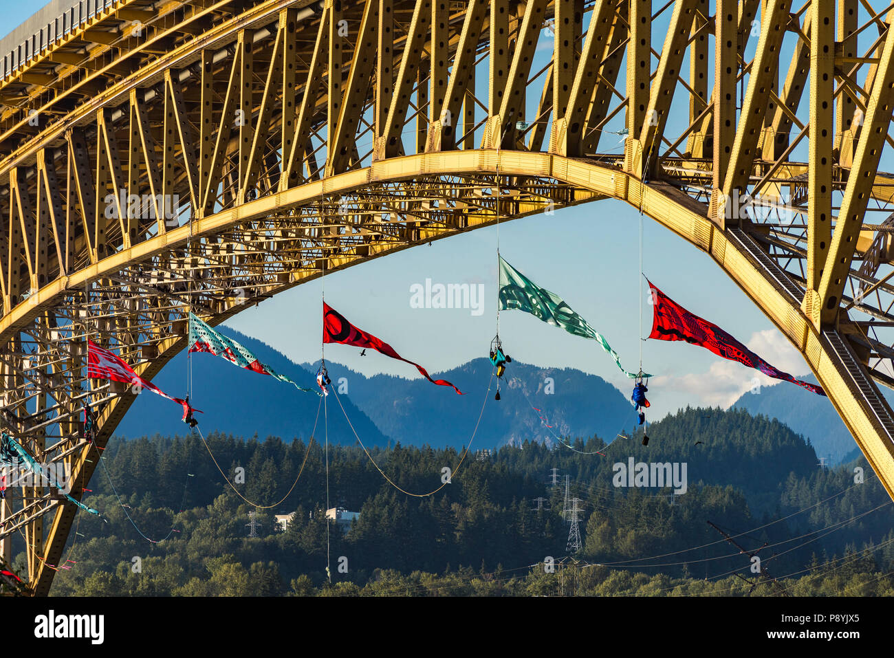 Gli attivisti di Greenpeace appendere da Ironworkers Memorial Bridge per impedire oill petroliere di accedere Kinder Morgan Westridge Termunal, Vancouver, Britis Foto Stock