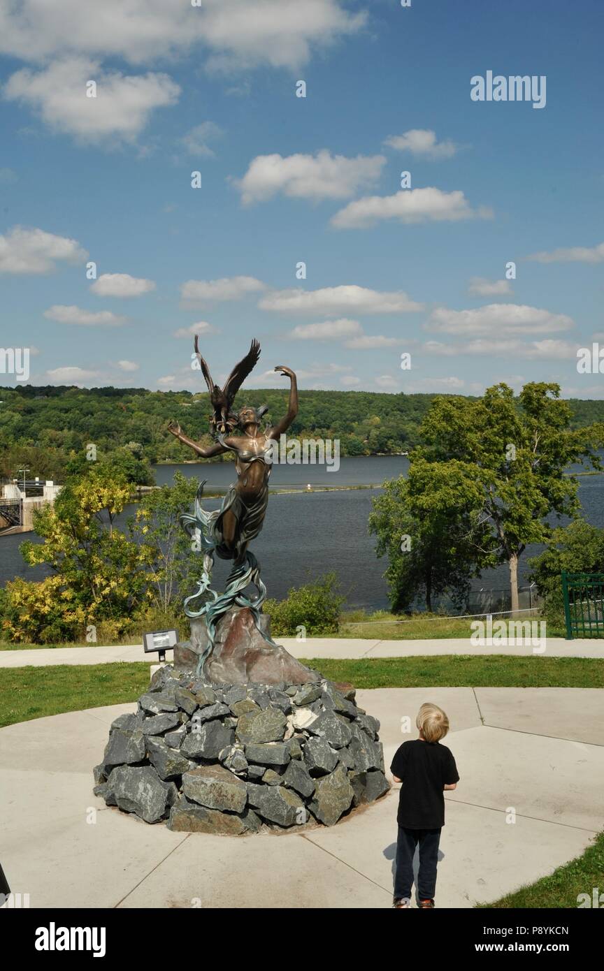 Piccolo Ragazzo che guarda al Fiume "Spirito' statua in bronzo da Julie Ann palcoscenico affacciato sul Saint Croix River e cade, Saint Croix Falls, Wisconsin, STATI UNITI D'AMERICA Foto Stock