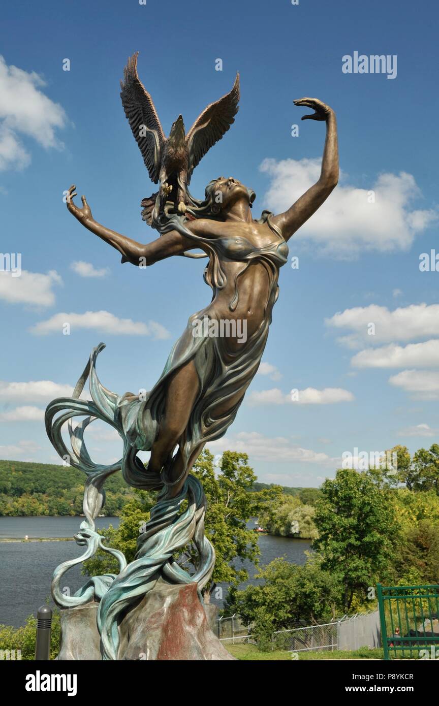 'Fiume spirito' statua in bronzo da Julie Ann palcoscenico affacciato sul Saint Croix River e cade, Saint Croix Falls, Wisconsin, STATI UNITI D'AMERICA Foto Stock