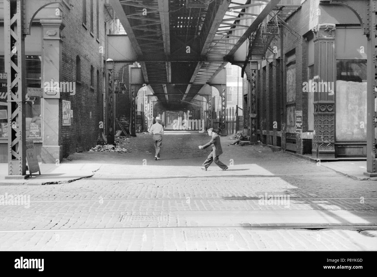 Vicolo ed elevato livello di binari del treno, Chicago, Illinois, USA, John Vachon, Farm Security Administration, Luglio 1940 Foto Stock
