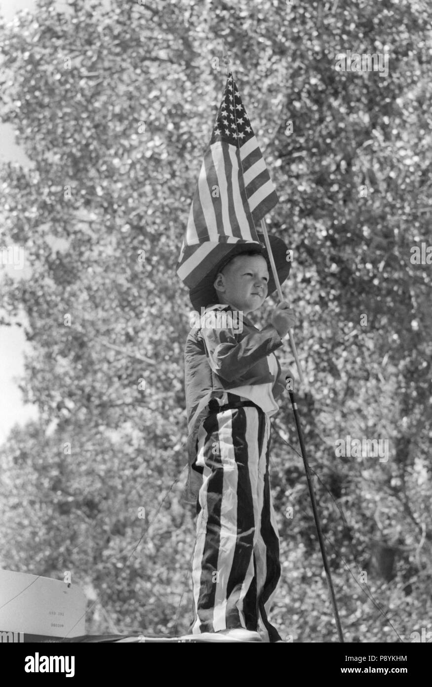 Giovane ragazzo in costume patriottico sventolio della bandiera americana durante il quarto di luglio Parade, Vale, Oregon, Stati Uniti d'America, Russell Lee, Farm Security Administration, Luglio 1941 Foto Stock