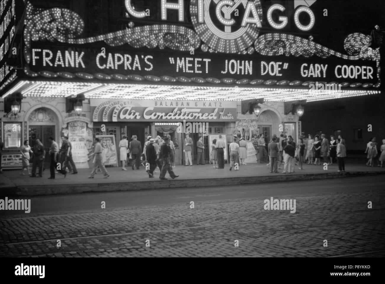 Folla e Movie Theatre Marquee alla notte, Chicago, Illinois, USA, John Vachon, Farm Security Administration, Luglio 1941 Foto Stock