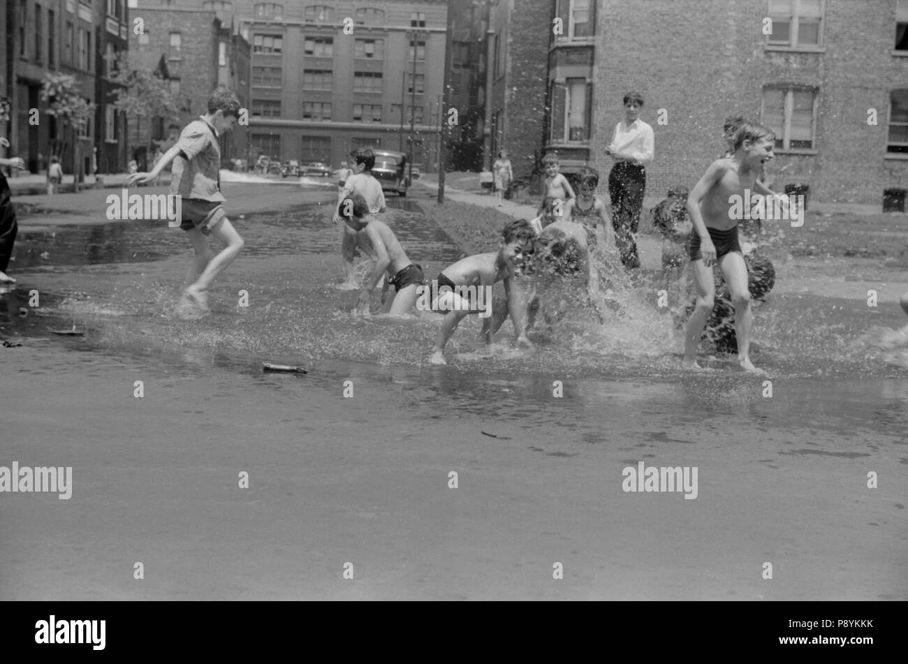 Bambini il raffreddamento in acqua dall'idrante di fuoco, Chicago, Illinois, USA, John Vachon, Farm Security Administration, Luglio 1941 Foto Stock