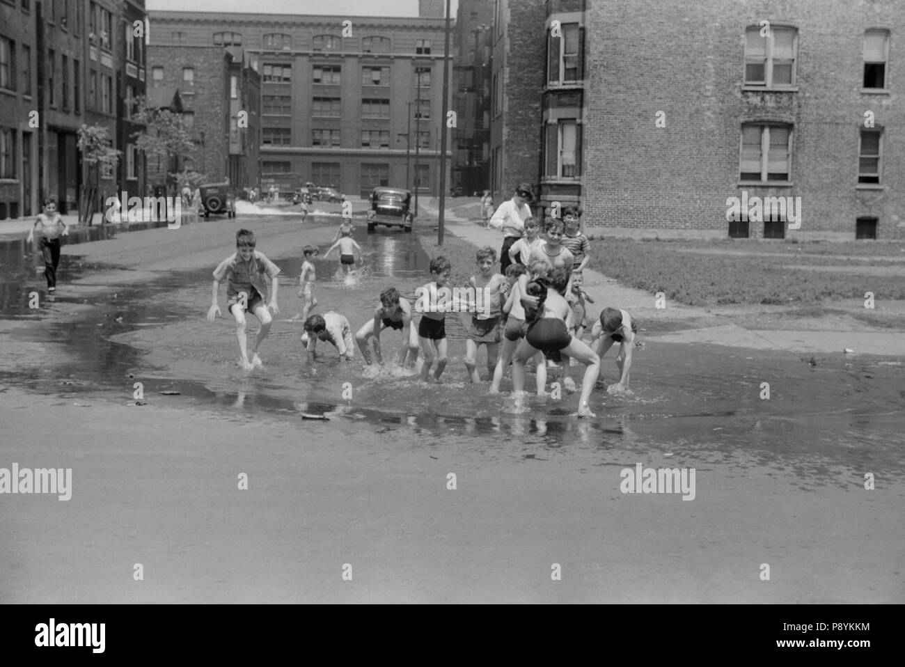 Bambini il raffreddamento in acqua dall'idrante di fuoco, Chicago, Illinois, USA, John Vachon, Farm Security Administration, Luglio 1941 Foto Stock