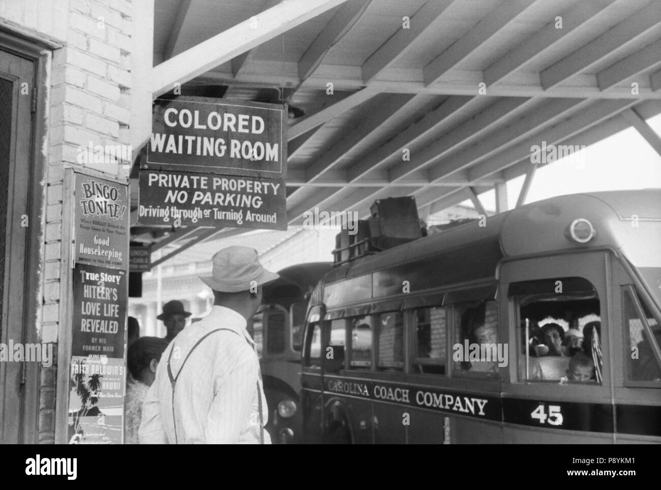 La stazione degli autobus con il segno 'colorata sala attesa', Durham, North Carolina, Stati Uniti d'America, Jack Delano, Ufficio di informazione di guerra, Maggio 1940 Foto Stock