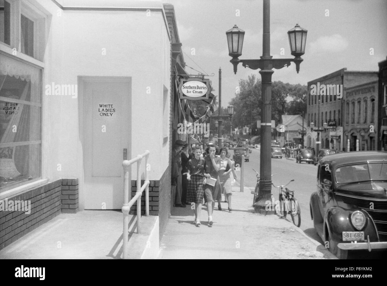 Scena di strada, sportello contrassegnato 'White Ladies Only', Durham, North Carolina, Stati Uniti d'America, Jack Delano, Ufficio di informazione di guerra, Maggio 1940 Foto Stock