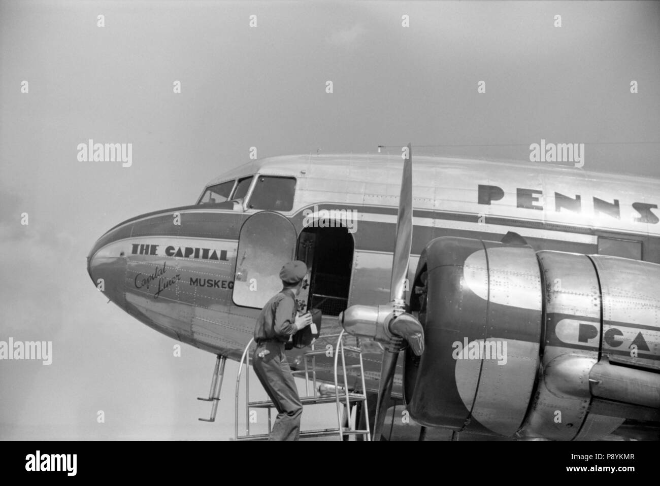 Caricamento sul bagaglio aereo, Municipal Airport, Washington DC, USA, da Jack Delano, Farm Security Administration, Luglio 1941 Foto Stock