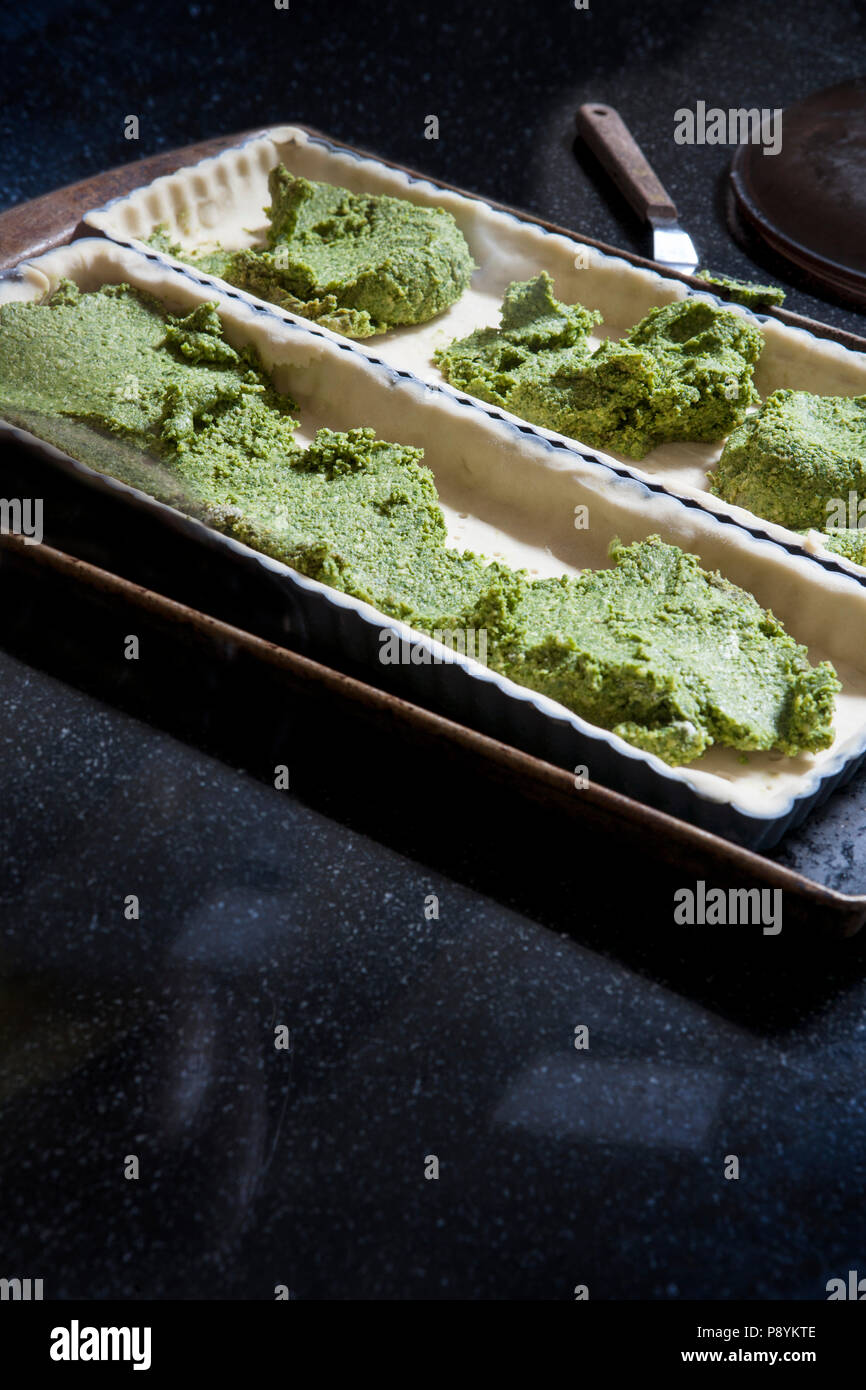 Pesto crudi crostate in teglie Foto Stock