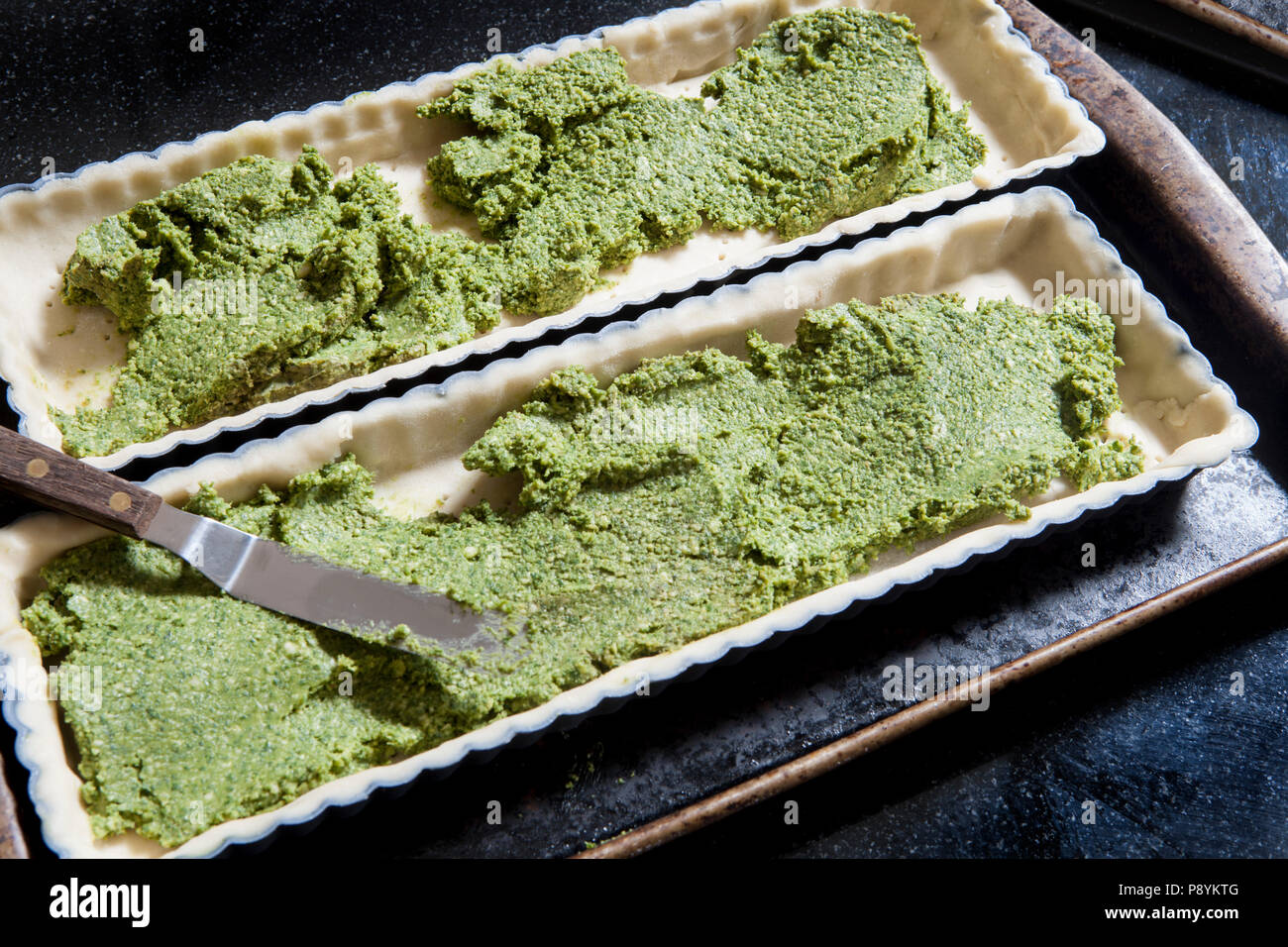 Pesto crudi crostate in teglie Foto Stock