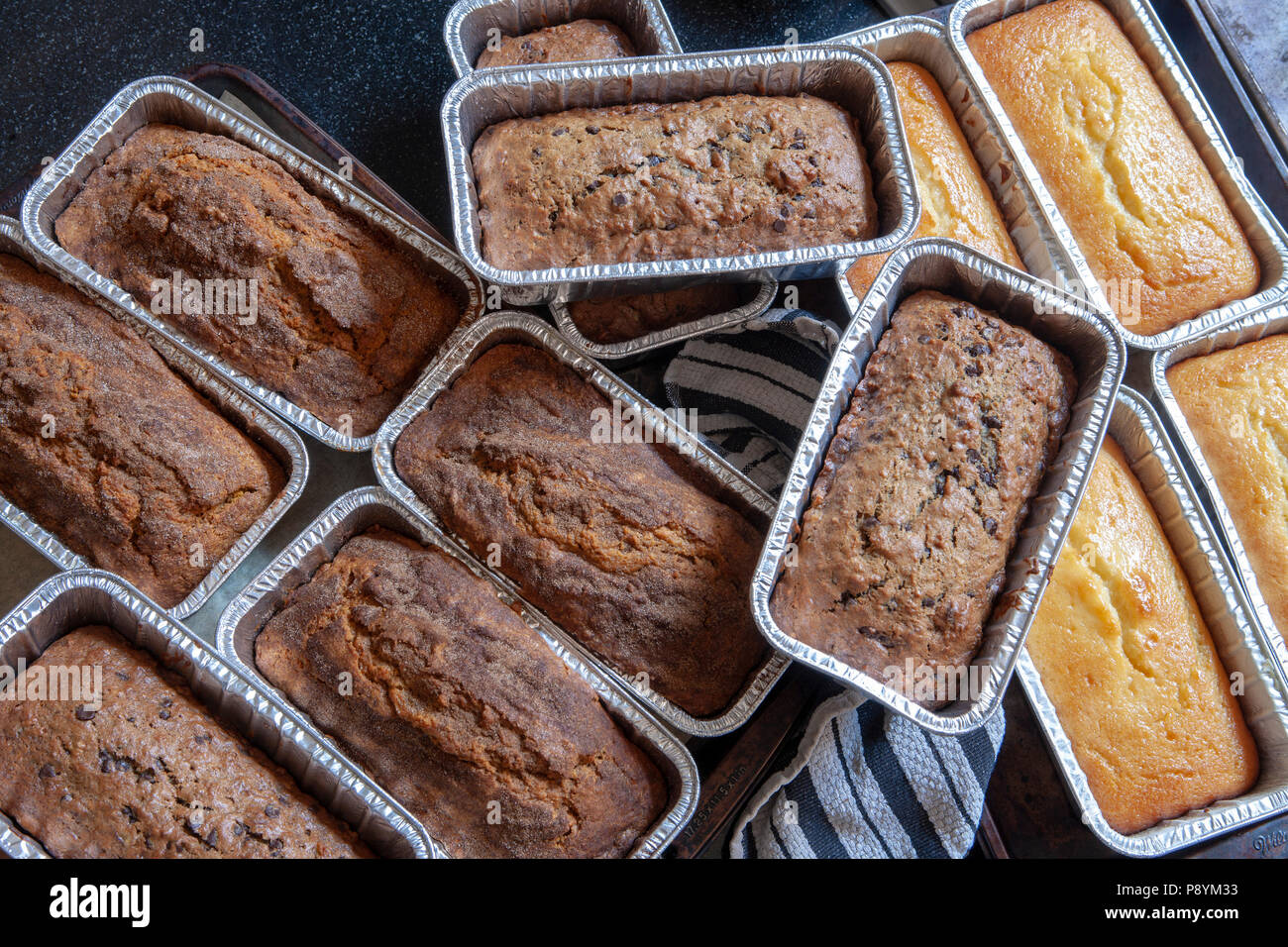 Banana, di zucca e limone pane in teglie Foto Stock
