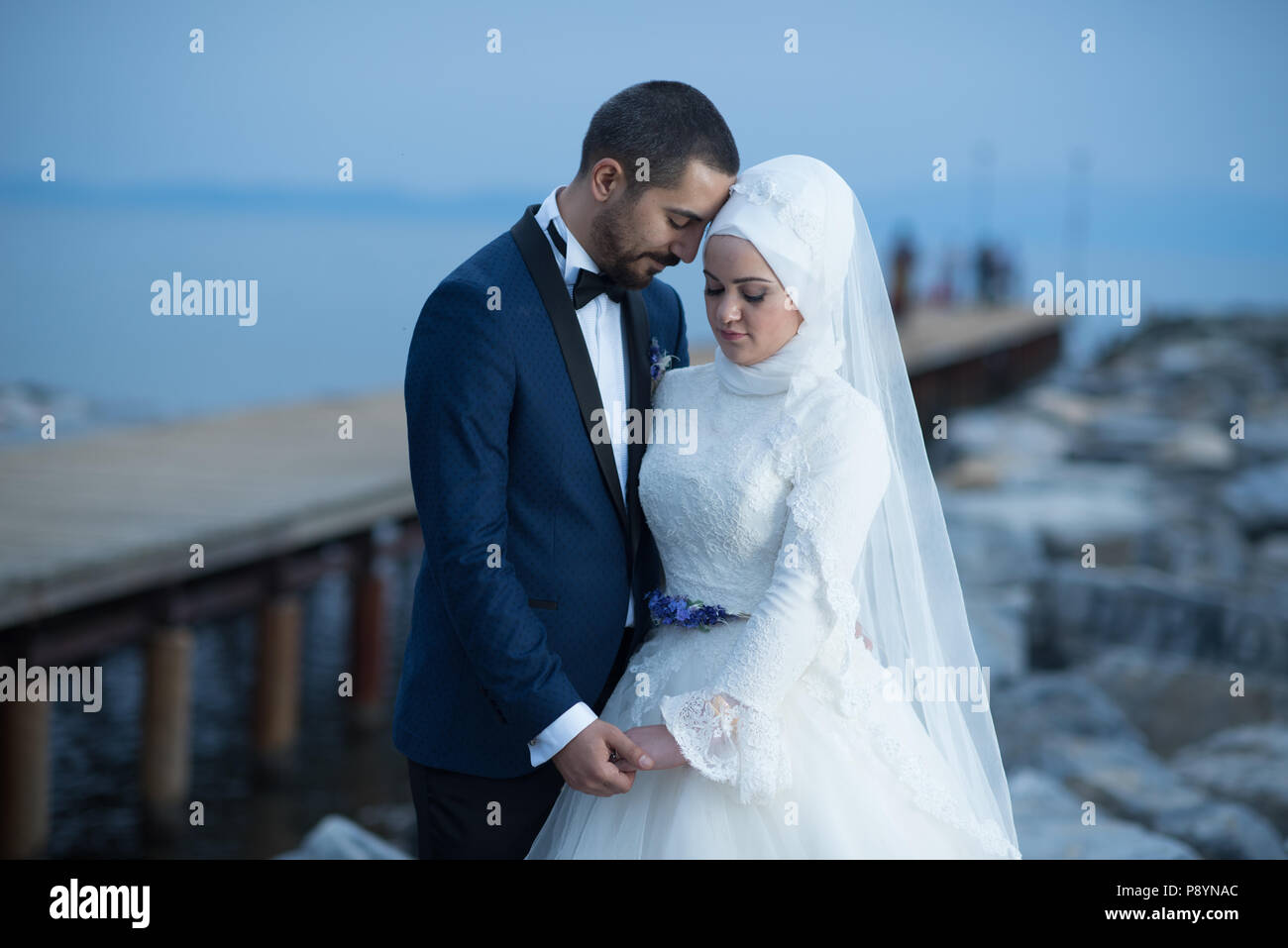 Musulmano sposa e lo sposo islamica cerimonia di nozze medio Easterner  tradizionale matrimonio musulmano Foto stock - Alamy