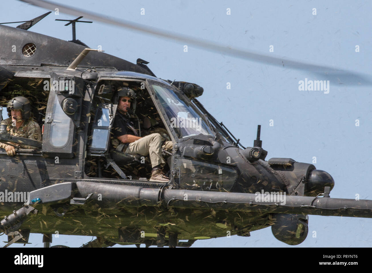 Segretario dell'esercito il dottor Mark T. Esper vola con il centosessantesimo Special Operations Aviation Regiment, in un UH60 Blawkhawk, al di sopra di Fort Campbell, Ky le aree di formazione su luglio 10th, 2018. Il Segretario ha visitato Fort Campbell il martedì per vedere la 101ª Divisione aviotrasportata di funzionalità uniche e la prontezza della divisione. (US Army foto di Sgt. Patrick Kirby, quarantesimo Affari pubblici distacco) Foto Stock