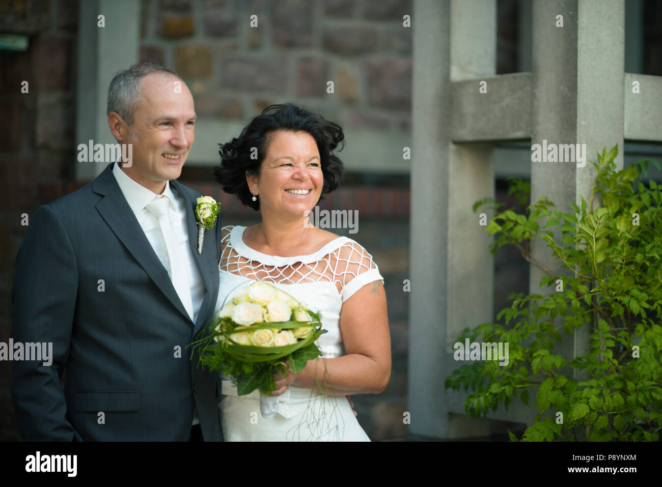 Vecchia età anziana coppia di matrimonio sul giorno di nozze vecchio sposa  e lo sposo sposo di età amore il matrimonio vecchio sposando giovane Foto  stock - Alamy