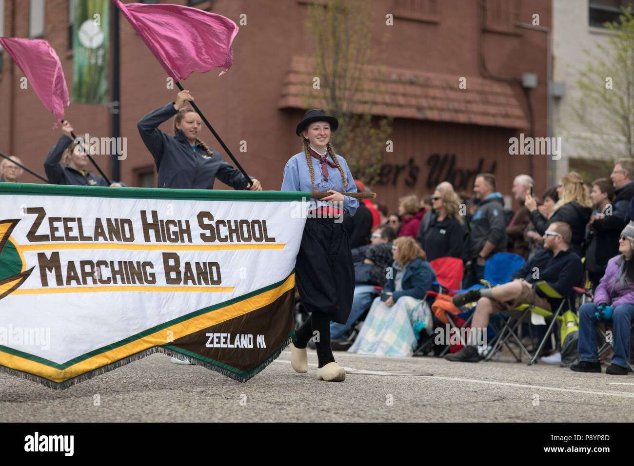 Holland, Michigan, Stati Uniti d'America - 12 Maggio 2018 membri della Zeeland High School Marching Band eseguire al Muziek Parade, durante la Tulip Time Festival Foto Stock