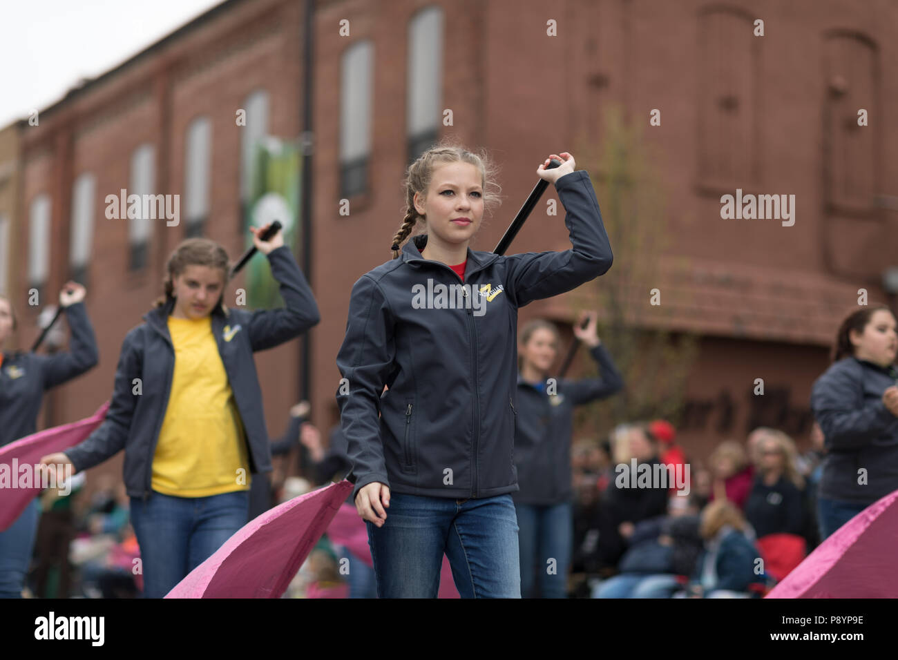 Holland, Michigan, Stati Uniti d'America - 12 Maggio 2018 membri della Zeeland High School Marching Band eseguire al Muziek Parade, durante la Tulip Time Festival Foto Stock