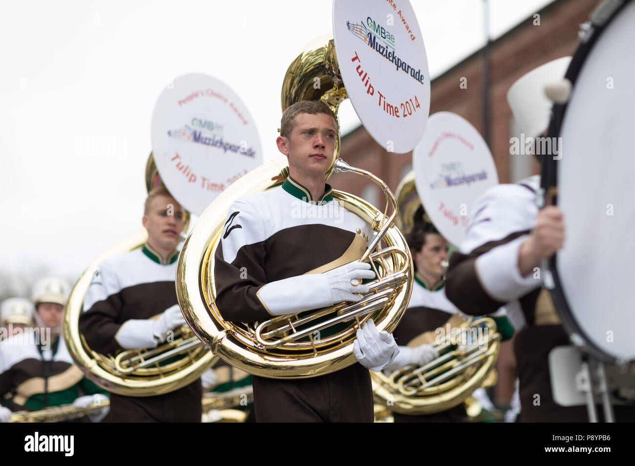 Holland, Michigan, Stati Uniti d'America - 12 Maggio 2018 membri della Zeeland High School Marching Band eseguire al Muziek Parade, durante la Tulip Time Festival Foto Stock