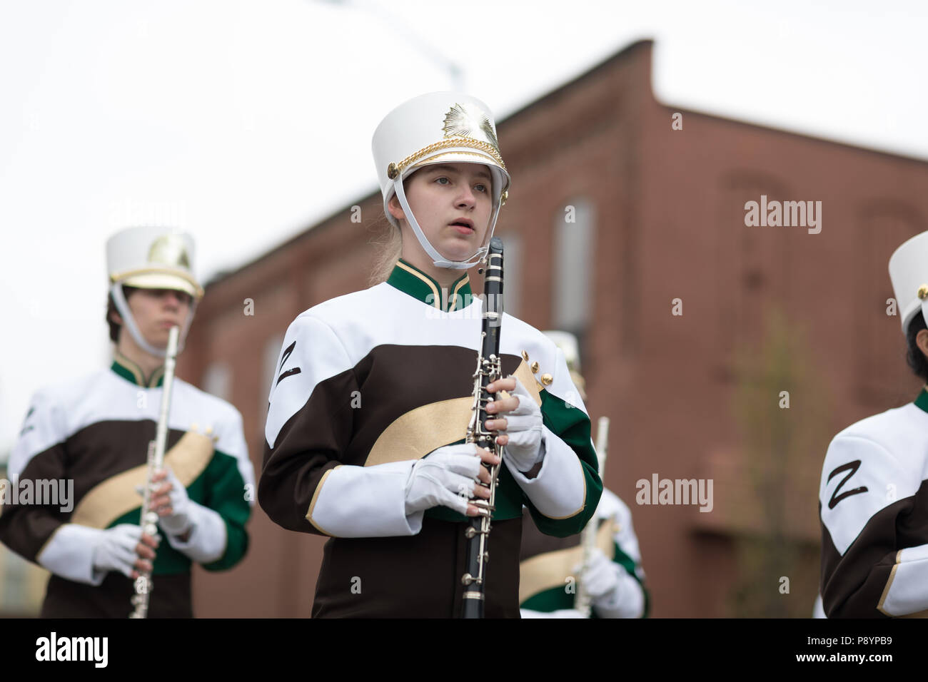 Holland, Michigan, Stati Uniti d'America - 12 Maggio 2018 membri della Zeeland High School Marching Band eseguire al Muziek Parade, durante la Tulip Time Festival Foto Stock