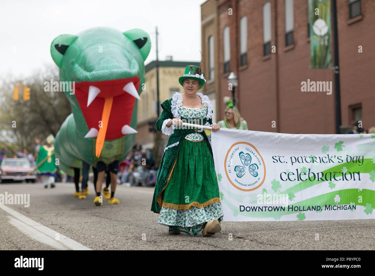 Holland, Michigan, Stati Uniti d'America - 12 Maggio 2018 persone che indossano vestiti irlandese e portante un serpente gigante al Muziek Parade, durante la Tulip Time Festival Foto Stock