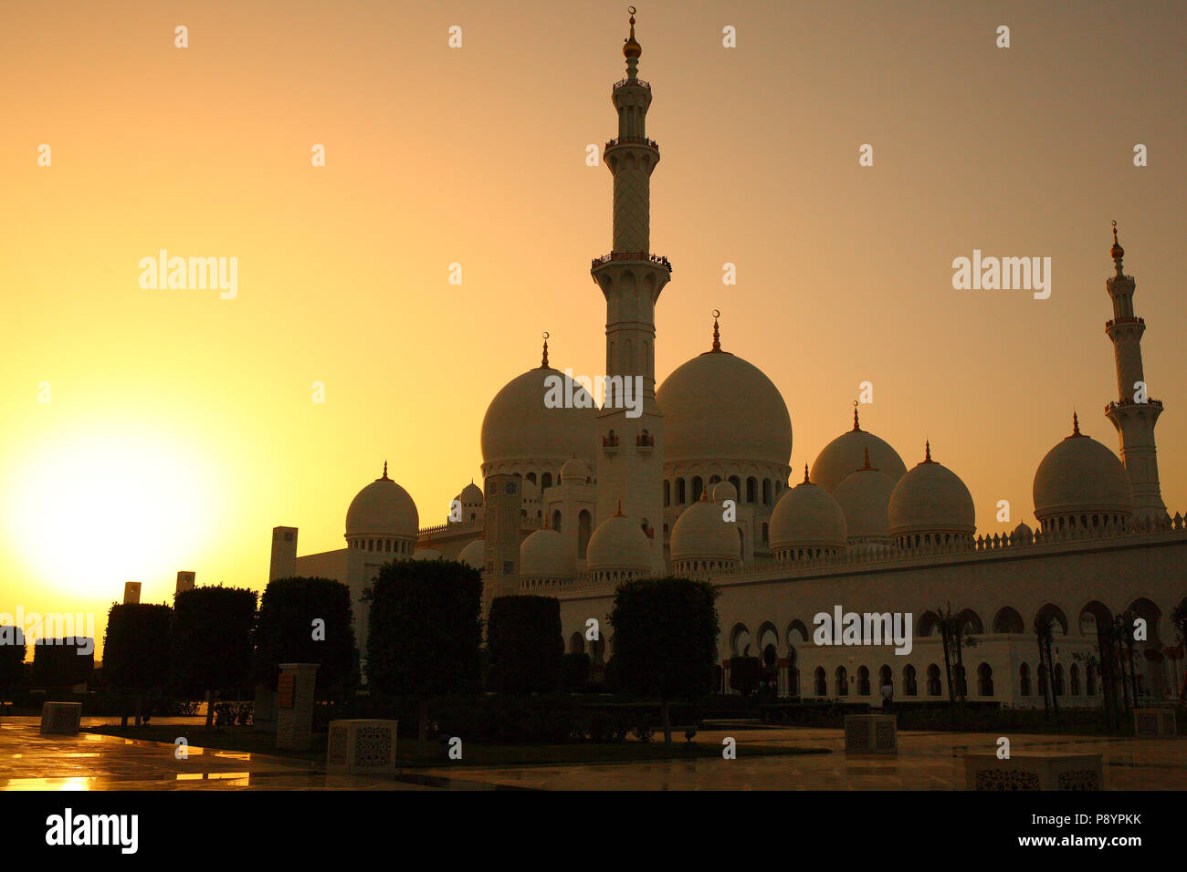 Sheikh Zayed Grande Moschea Dubai architettura islamica pregando persone Foto Stock