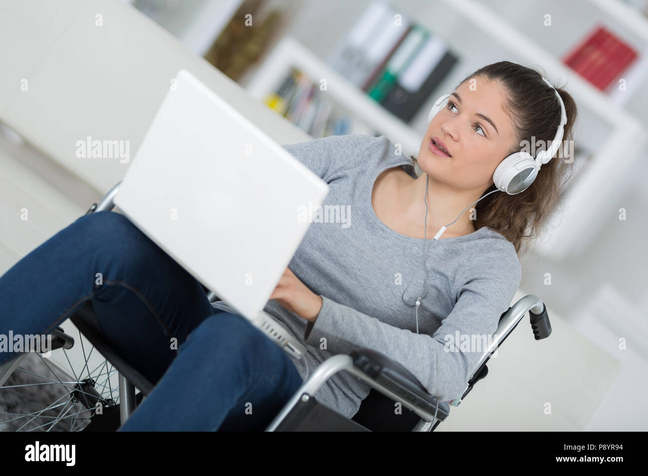 Signora disabili navigare sul web Foto Stock