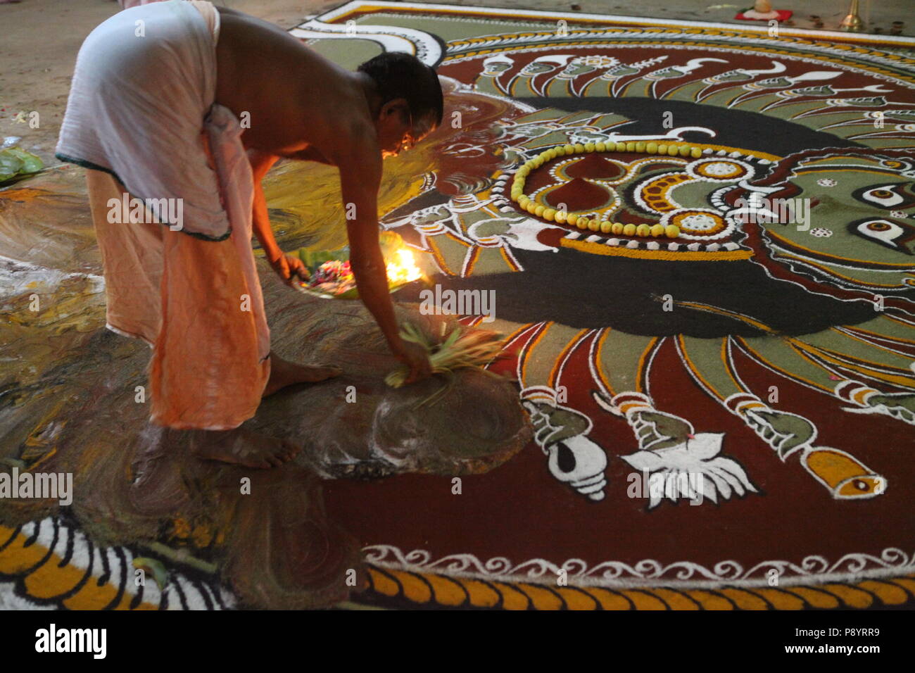 Mudiyettu è il ritualismo forma d'arte del Kerala,è la storia mitologica della guerra fra la dea bhadra kaali e demon darika,il bene sul male Foto Stock