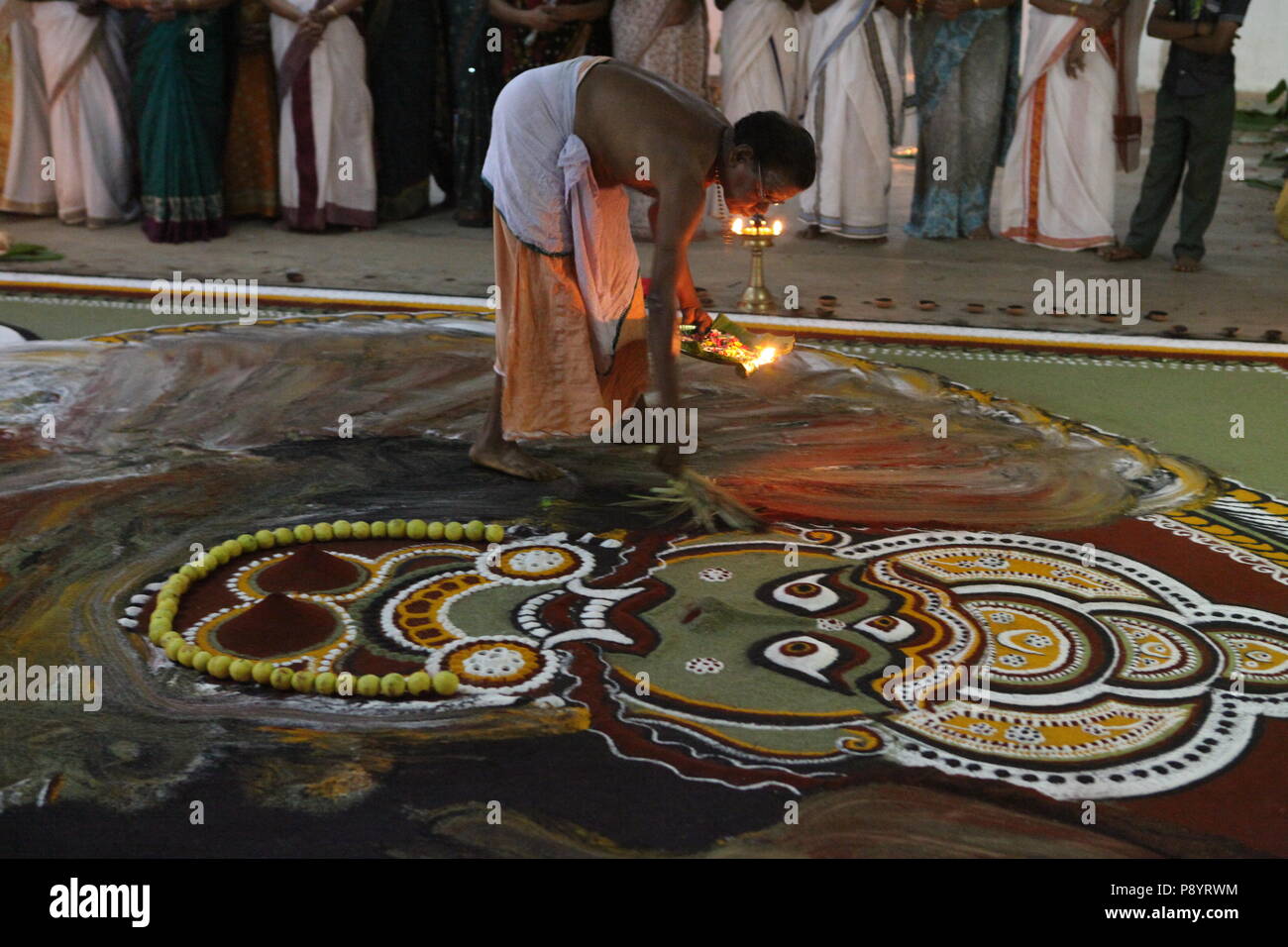 Mudiyettu è il ritualismo forma d'arte del Kerala,è la storia mitologica della guerra fra la dea bhadra kaali e demon darika,il bene sul male Foto Stock