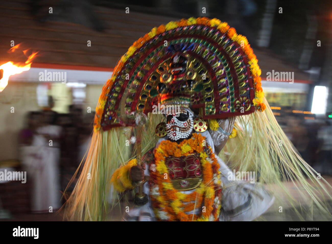 Mudiyettu è il ritualismo forma d'arte del Kerala,è la storia mitologica della guerra fra la dea bhadra kaali e demon darika,il bene sul male Foto Stock