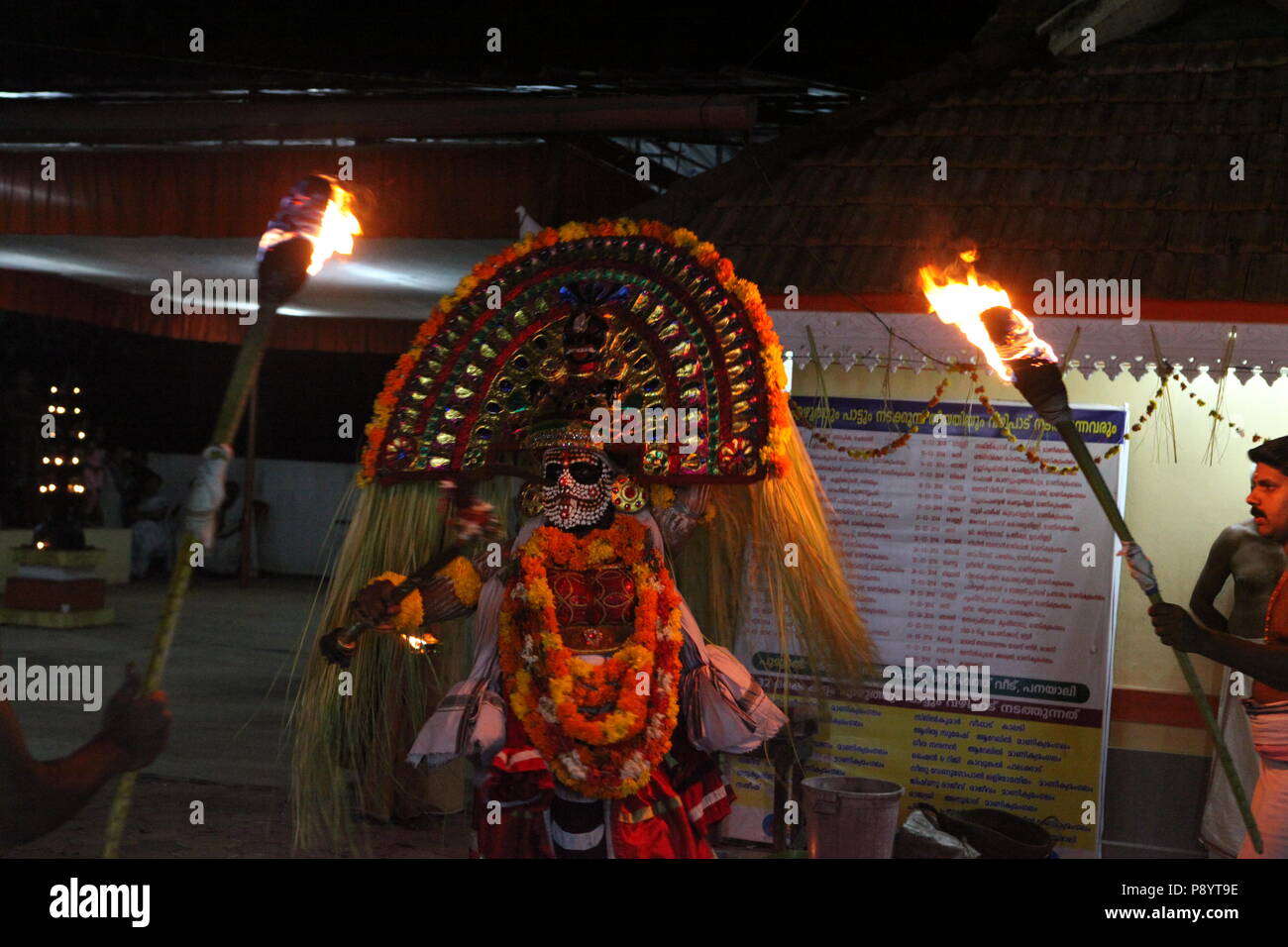 Mudiyettu è il ritualismo forma d'arte del Kerala,è la storia mitologica della guerra fra la dea bhadra kaali e demon darika,il bene sul male Foto Stock