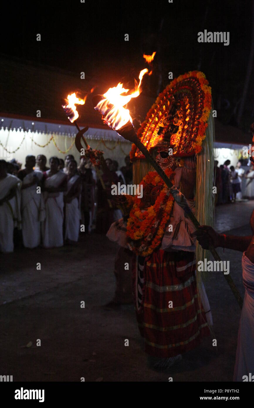 Mudiyettu è il ritualismo forma d'arte del Kerala,è la storia mitologica della guerra fra la dea bhadra kaali e demon darika,il bene sul male Foto Stock