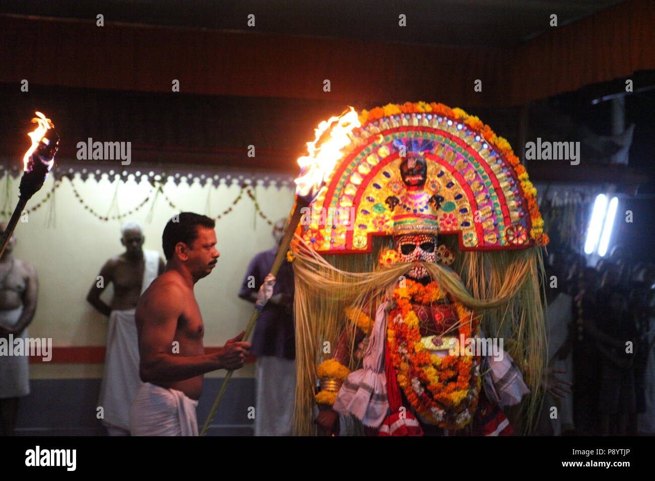 Mudiyettu è il ritualismo forma d'arte del Kerala,è la storia mitologica della guerra fra la dea bhadra kaali e demon darika,il bene sul male Foto Stock