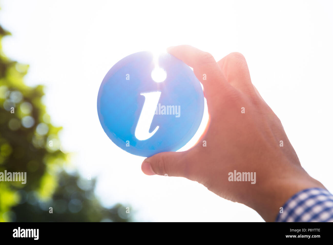 Close-up di una mano di un uomo azienda blu Icona informazioni Foto Stock