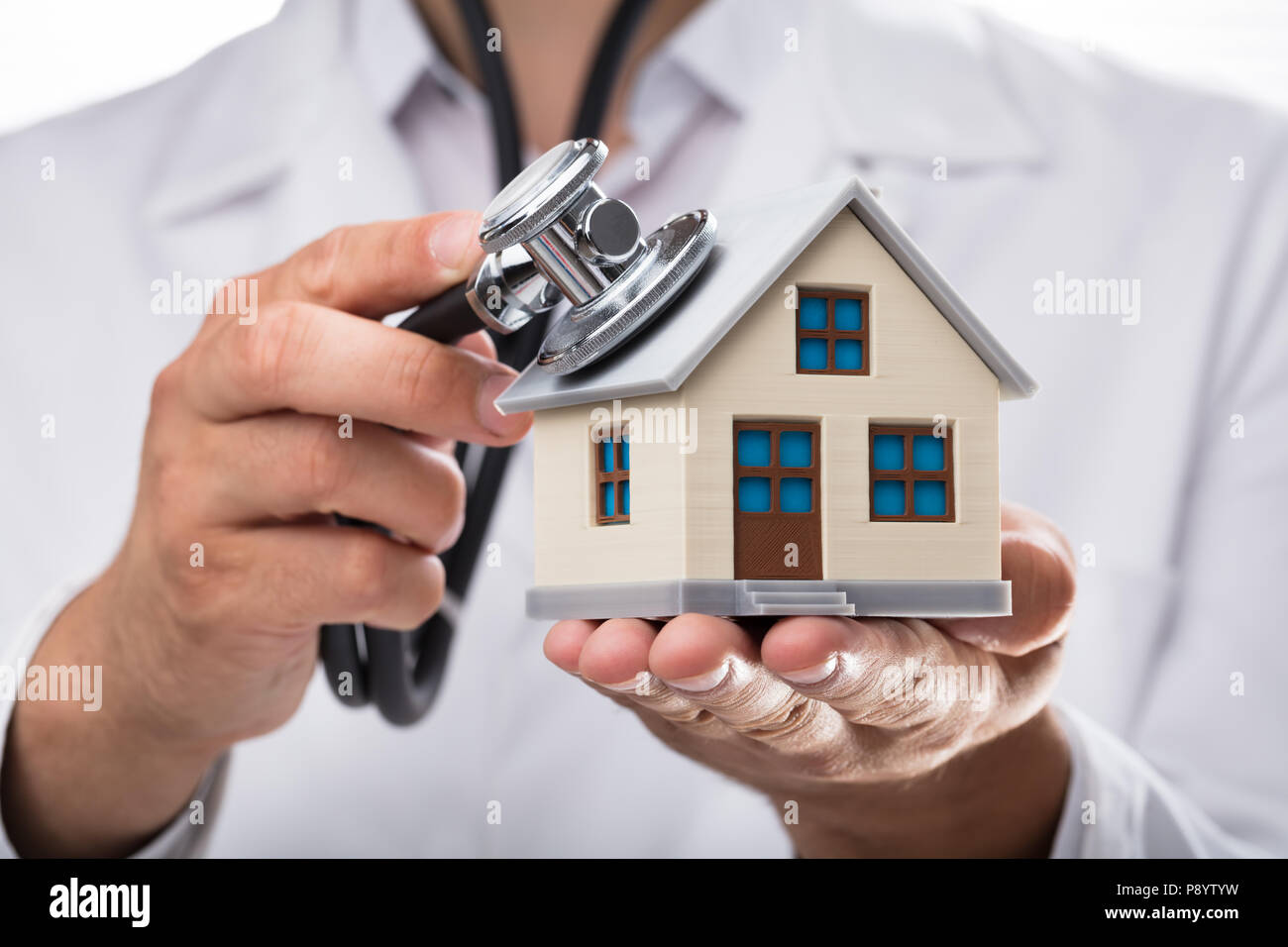 Close-up di un medico la mano della casa di esame modello con uno stetoscopio Foto Stock