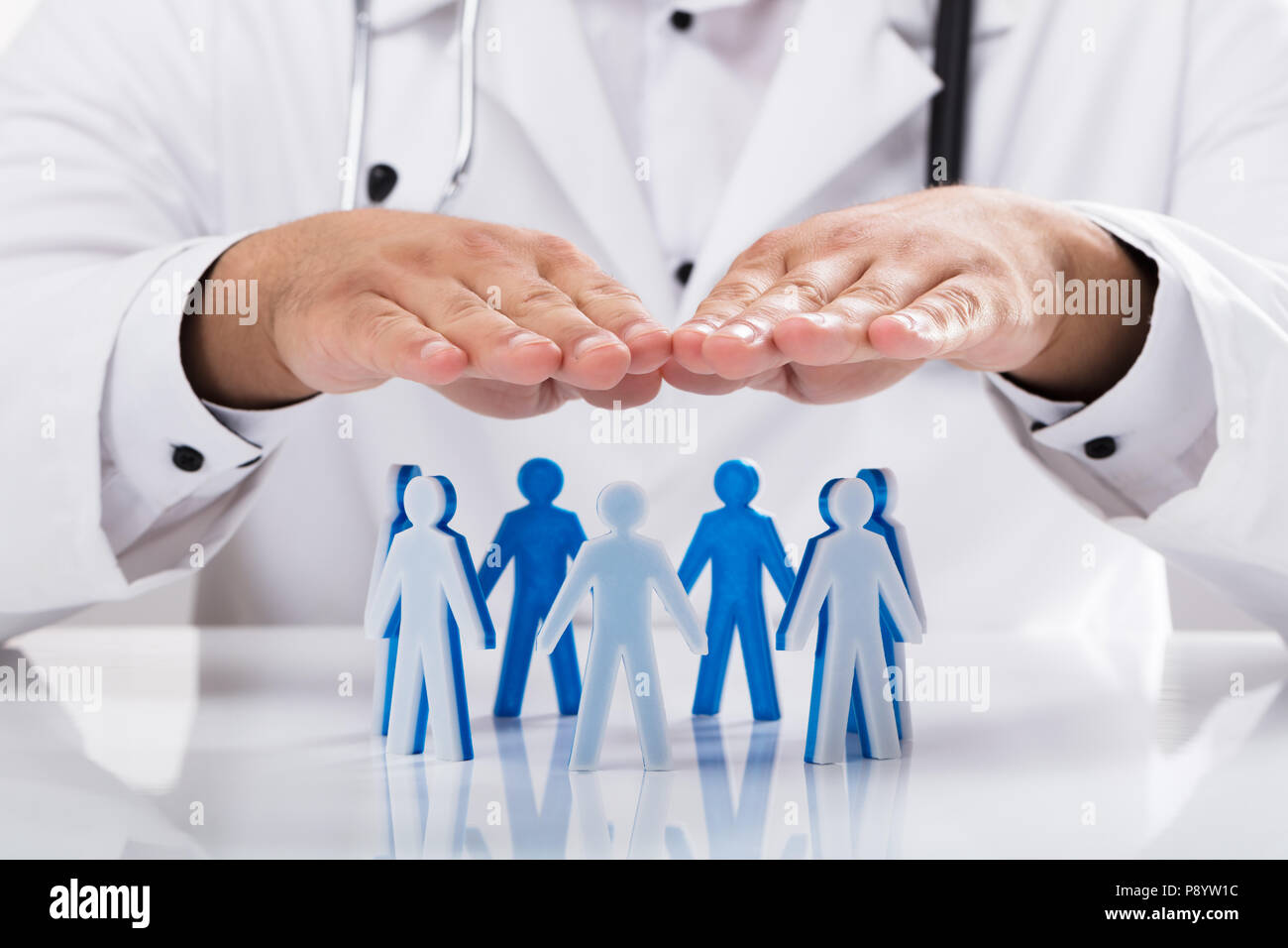 Medico di schermatura a mano figure umane cerchio di formatura Foto Stock