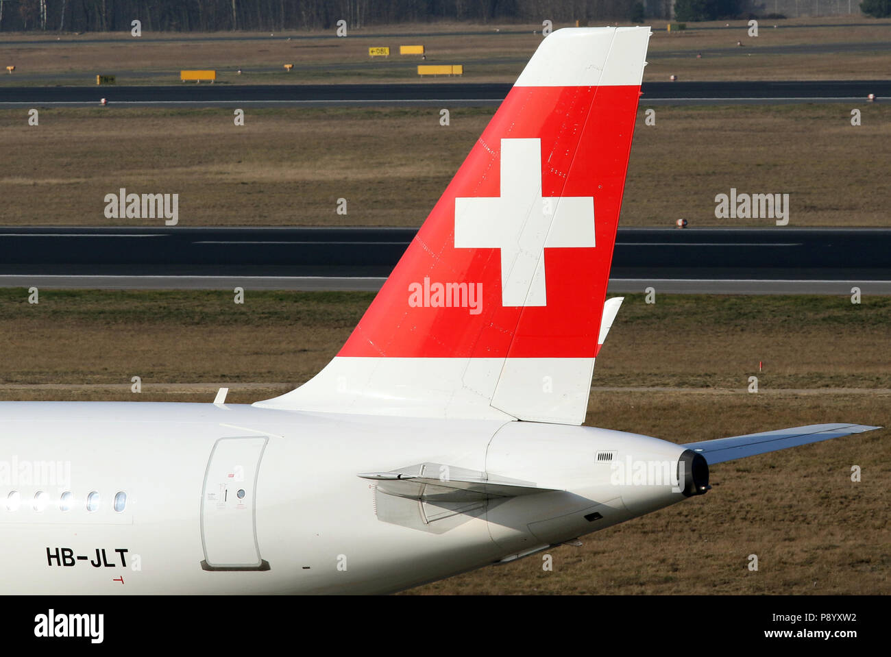 Berlino, Germania, la coda di un Airbus A320 della compagnia aerea Swiss International Airlines Foto Stock