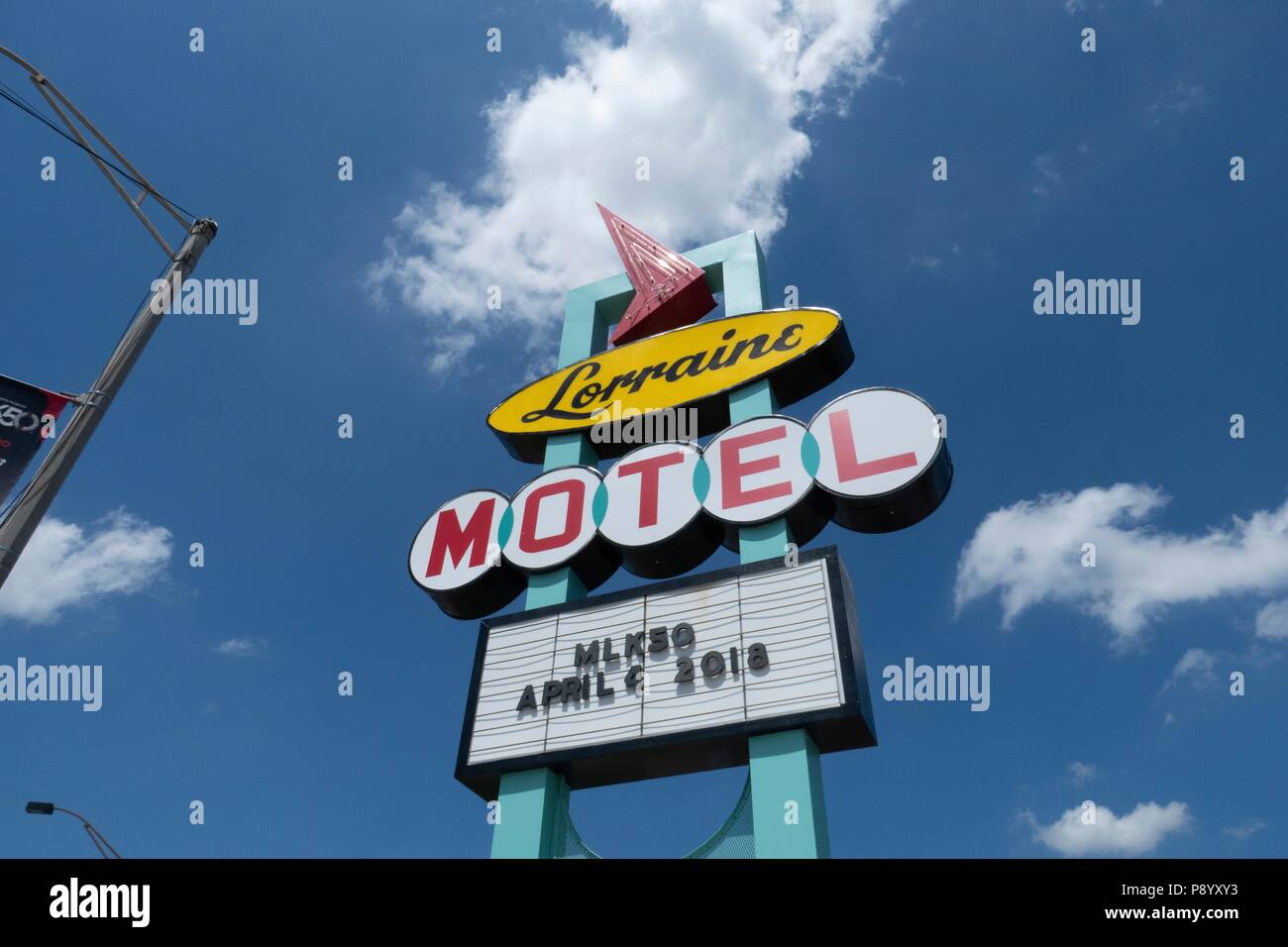 Ripristinato il neon segno esterno della Lorraine Motel, dove Martin Luther King è stato ucciso, è stato restaurato come il National Civil Rights Museum a Memphis Foto Stock