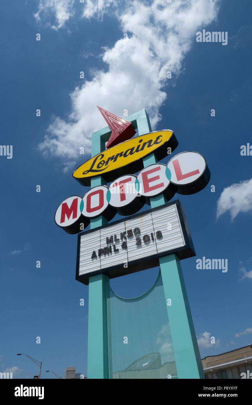 Ripristinato il neon segno esterno della Lorraine Motel, dove Martin Luther King è stato ucciso, è stato restaurato come il National Civil Rights Museum a Memphis Foto Stock