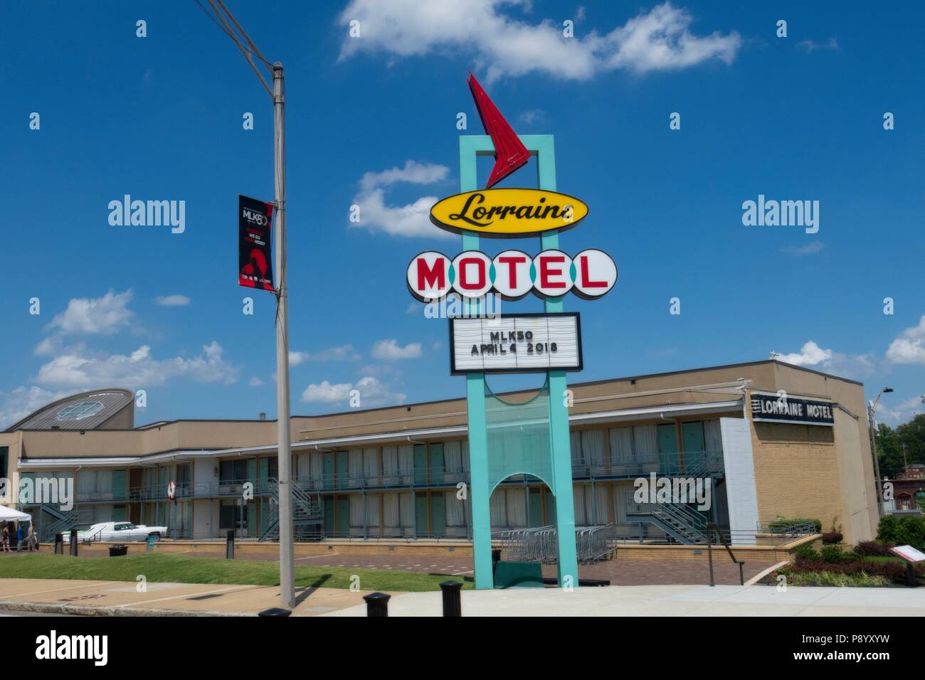 Ripristinato il neon segno esterno della Lorraine Motel, dove Martin Luther King è stato ucciso, è stato restaurato come il National Civil Rights Museum a Memphis Foto Stock